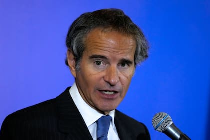 El director general del Organismo Internacional de la Energía Atómica, OIEA, Rafael Grossi, habla durante su conferencia de prensa conjunta con el director del departamento iraní de energía atómica, Mohammad Eslami, tras su reunión en la ciudad central de Isfahán, Irán, el martes 7 de mayo de 2024. (AP Foto/Vahid Salemi)