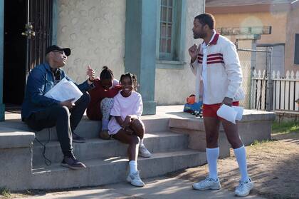 El director Green (izq.) le da instrucciones a Smith antes de rodar una escena