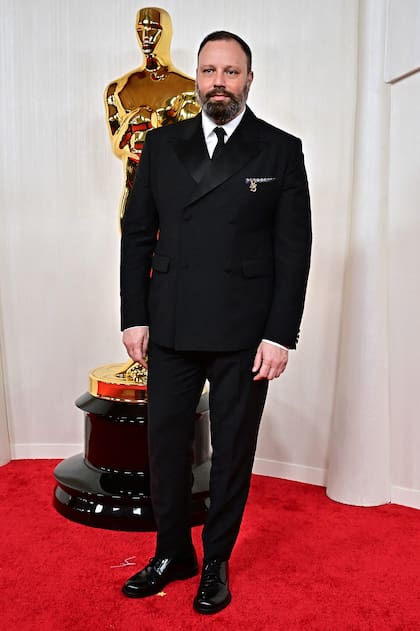 El director griego Yorgos Lanthimos  en la 96° ceremonia de los Premios Oscar, donde su film Pobres criaturas cosechó cuatro estatuillas
