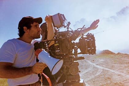 El
director Hernán Corera sigue
de cerca las escenas del rodaje.