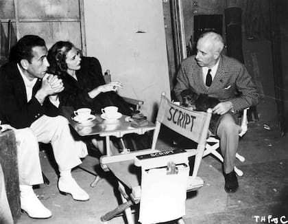 El director Howard Hawks en el set, junto a Humphrey Bogart y Lauren Bacall.