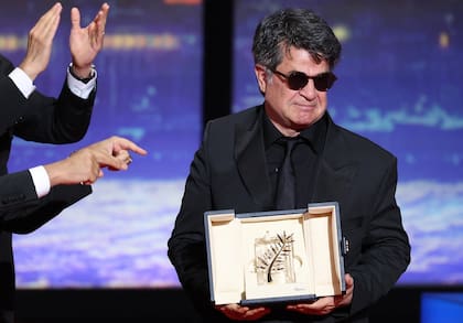 El director iraní Jafar Panahi con la Palma de Oro 2025 del Festival de Cannes