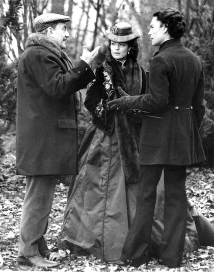 El director italiano Luchino Visconti con Berger y Romy Schneider, durante el rodaje de Ludwig, la pasión de un rey (1971)