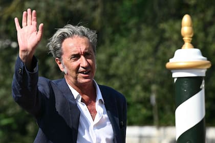 El director italiano Paolo Sorrentino llega este martes a Venecia. Su nueva película, La Grazia, abrirá en la noche del miércoles la edición 2025 del festival de cine de esa ciudad