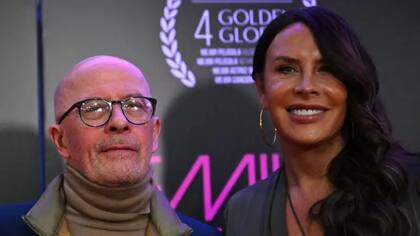 El director Jacques Audiard y Karla Sofía Gascón a comienzos de enero, cuando nadie imaginaba el escándalo que se desataría alrededor de la película