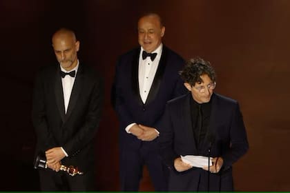 El director Jonathan Glazer recibe el Oscar a Mejor película extranjera