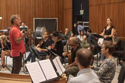 El director musical, el maestro Jean-Cristophe Spinosi, al frente de uno de los ensayos de la orquesta invitada Ensemble Matheus