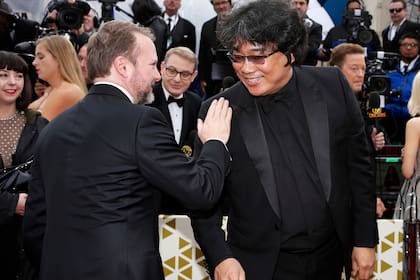 El director Rian Johnson saluda a Bong Joon-ho