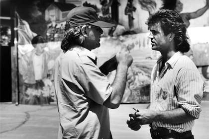 El director Richard Donner charla con Mel Gibson en el set del film Arma mortal, en 1987