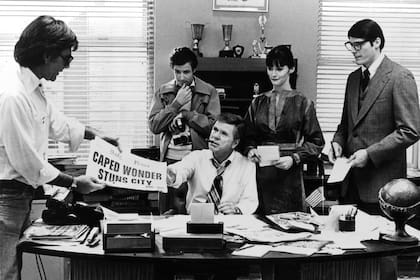 El director Richard Donner junto a los actores Jackie Cooper, Marc McClure, Margot Kidder y Christopher Reeve en el set de la película Superman, en 1978