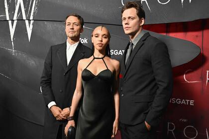 El director Rupert Sanders, junto a FKA twigs y a Bill Skarsgård