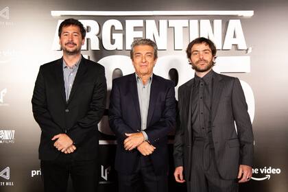 El director Santiago Mitre junto a Ricardo Darín y Peter Lanzani, protagonistas de Argentina, 1985