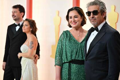 El director Santiago Mitre, junto a su pareja Dolores Fonzi, y Florencia Bas y Ricardo Darín en la alfombra champagne del Teatro Dolby