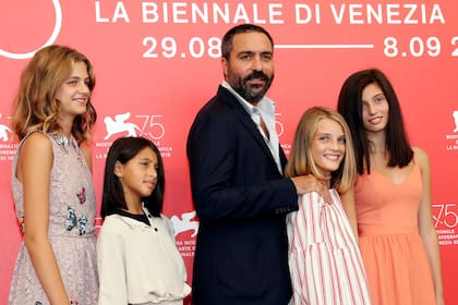 El director Saverio Costanzo con Elisa Del Genio, Margherita Mazzucco, Ludovica Nasti y Gaia Girace, las Elena y Lenú de "My Brilliant Friend", en la presentación de la serie de HBO en el festival de Venecia