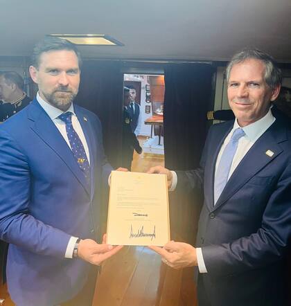 El director senior para Asuntos del Hemisferio Occidental del Consejo de Seguridad Nacional de Estados Unidos, Michael Jensen, entregó al embajador argentino, Alec Oxenford, la invitación formal del presidente Donald Trump a Javier Milei para la visita oficial a la Casa Blanca que se concretará el próximo martes.