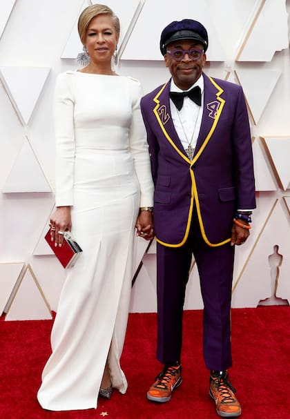 El director Spike Lee, con un abrigo con el número 24 en memoria del jugador de la NBA Kobe Bryant, y su esposa Tonya Lewis Lee, en la alfombra roja durante la llegada de los Oscar