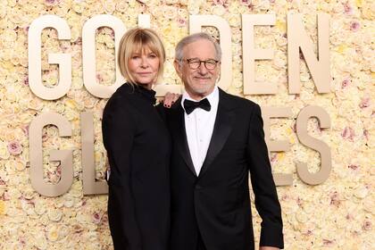 El director Steven Spielberg y su esposa, Kate Capshaw, sobrios y elegantes. Él de traje, ella con un look total black