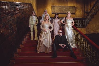 El director teatral José María Muscari, junto a las protagonistas de "Doradas", Carolina Papaleo, Cristina Alberó, Judith Gabbani y Marta Albertini y Ginette Reynal