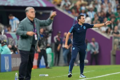 El director técnico de Argentina, Lionel Scaloni, da indicaciones a sus dirigidos durante el partido que disputan Argentina y México, por la primera fase de la Copa del Mundo Qatar 2022 en el estadio Lusail, Doha, el 26 de Noviembre de 2022.