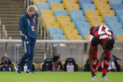 El director técnico de Flamengo, el portugués Jorge Jesus, opinó que hay que tener respeto pero no miedo al virus; los suplentes estuvieron distanciados.