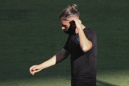 El director técnico de Racing Club, Sebastián Beccacece, se retira del campo de juego luego de finalizar el primer tiempo del partido que que su equipo disputa con Godoy Cruz.