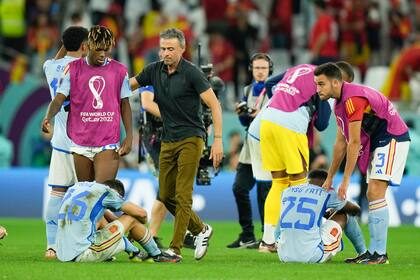 El director técnico español Luis Enrique consula a sus jugadores después de quedar afuera del Mundial contra Marruecos
