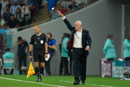 El director técnico Graham Arnold da indicaciones a sus dirigidos durante el partido que disputaron Argentina y Australia