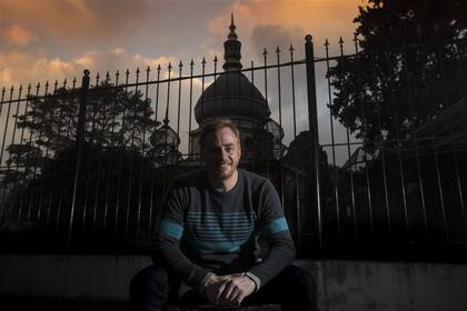 El director y autor, en la parte de atrás del Teatro Sarmiento, con el Zoológico de fondo