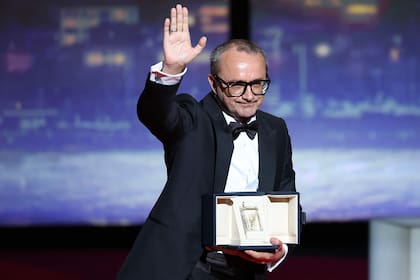 El director y autor ruso Andrey Zvyagintsev con el Gran Premio del Jurado que obtuvo este sábado en Cannes