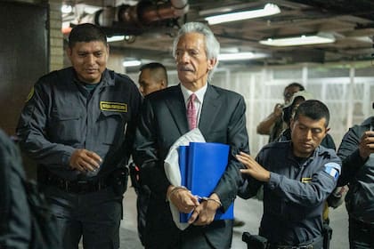 El director y fundador del medio El Periódico, José Rubén Zamora, es escoltado por la policía antes de un audiencia de juicio en Ciudad de Guatemala, el miércoles 14 de junio de 2023.