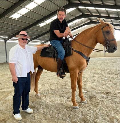 El director y Hawke, a caballo, durante el rodaje de su próximo film