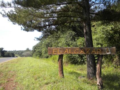El director y profesor les llevó materiales educativos a más de los 60 alumnos que no tienen Internet en la localidad de El Alcázar, Misiones.
