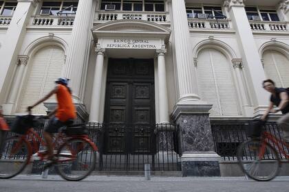El directorio del Banco Central prorrogó ambas normativas para el 30 de abril
