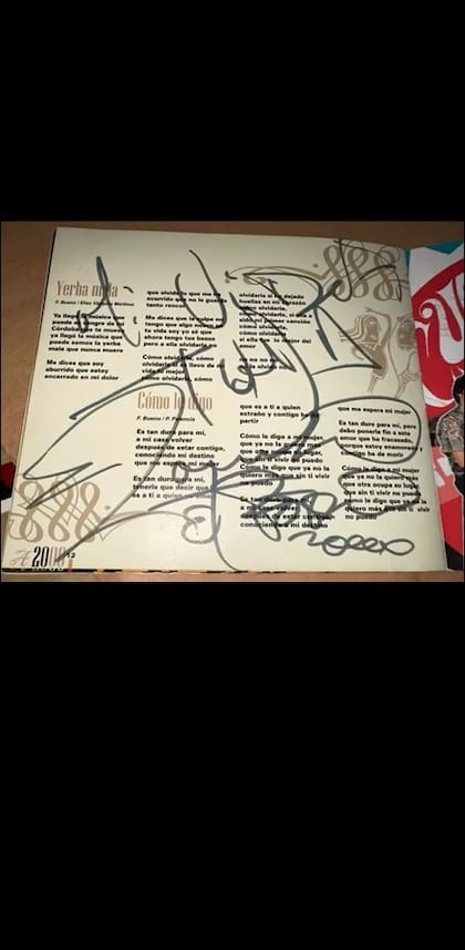 El disco con la firma de Rodrigo, que el cantante le entregó a Balli