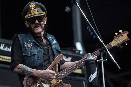 El disco contiene algunas de las últimas grabaciones que hizo Lemmy Kilmister antes de su muerte en diciembre de 2015