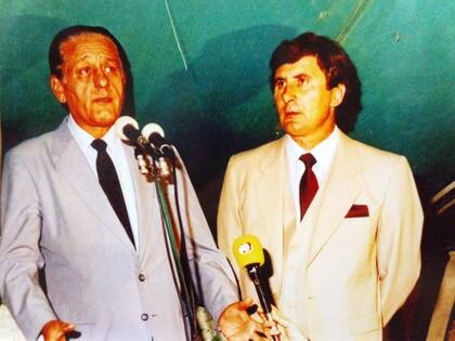 El discurso de René Favaloro en la ceremonia por los 100 años de Jacinto Arauz; al lado suyo, el intendente, Miguel Ángel Cicaré