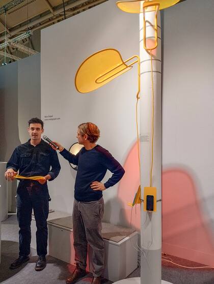 El diseñador alemán Nick Geipel les da detalles a los periodistas de su cargador de celulares callejero "Power Plant".