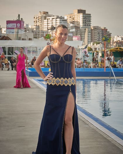 El diseñador apostó por escotes profundos