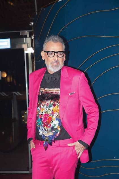  El diseñador Benito Fernández se animó a un traje de José Valosen con una camisa de Hugo Boss, peto de Los Vados del Isen con lentejuelas y plumas, y un moño de su padre de los años 60, de Dior.