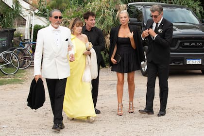 El diseñador César Juricich, con smoking blanco, Diana Chugri, Gerardo Garcea, el abogado Alex Escoda y su pareja Natasha.