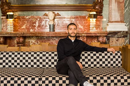 El diseñador Cristián Mohaded en el sillón Federal