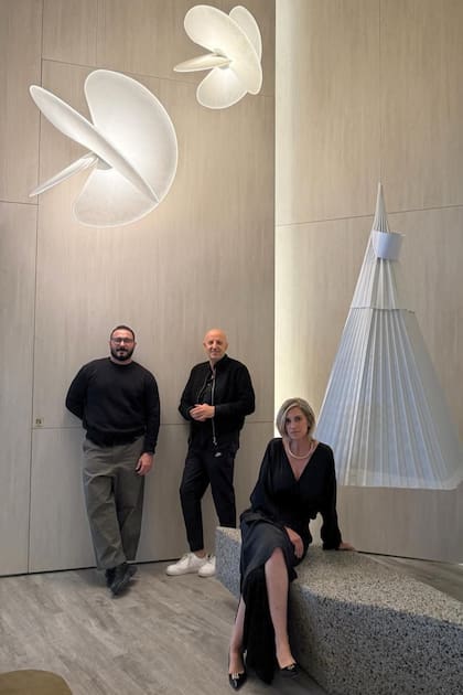 El diseñador de alta costura Fabián Zitta la acompañó en FOA 2024, cuando armaron el espacio donde un creador habita y se inspira. El arquitecto Mariano Canova (izq.), parte del equipo.