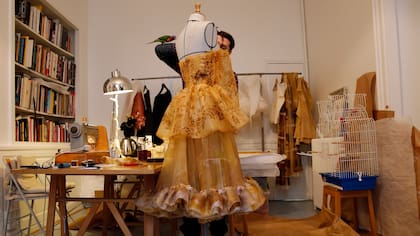 El diseñador de moda francés, Franck Sorbier trabaja en un vestido para su colección Primavera-Verano 2017, en París.