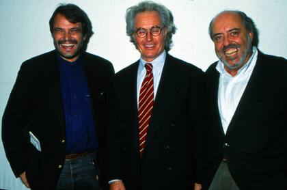 El diseñador de moda y empresario italiano Elio Fiorucci con el fotógrafo italiano Oliviero Toscani y el empresario, político y ejecutivo deportivo italiano Luciano Benetton. Italia, años 80 (Photo by Archivio Apg/Mondadori Portfolio via Getty Images)