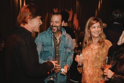 El diseñador de muebles Eugenio Aguirre y Soledad Costantini, hermana del cumpleañero,
charlando con Facundo De Falco, director de Tienda Malba