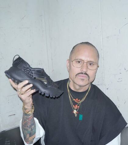 El diseñador estadounidense con raíces mexicanas Willy Chavarría presentó una colaboración con Adidas llamada Oaxaca Slip On