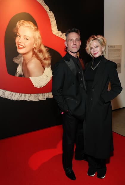 El diseñador estadounidense Jeff Leatham y la actriz Melanie Griffith tampoco quisieron perderse la muestra dedicada a la rubia leyenda del cine