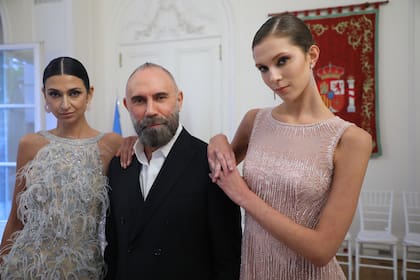 El diseñador Gabriel Lage presentó su nueva colección con un megadesfile en la residencia de la embajadora de España en Argentina. El show fue el cierre de la 62a edición de Argentina Fashion Week