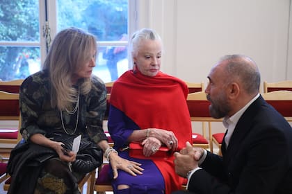 El diseñador Gabriel Lage recibe a la princesa Lætitia d'Arenberg y a Lucía Uriburu
