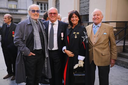El diseñador Gino Bogani, el homenajeado Martín Cabrales, María Podestá de la Orden de Malta y el empresario Santiago Soldati
